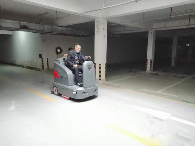 果洛小区物业保洁不用人力改用驾驶式洗地机了